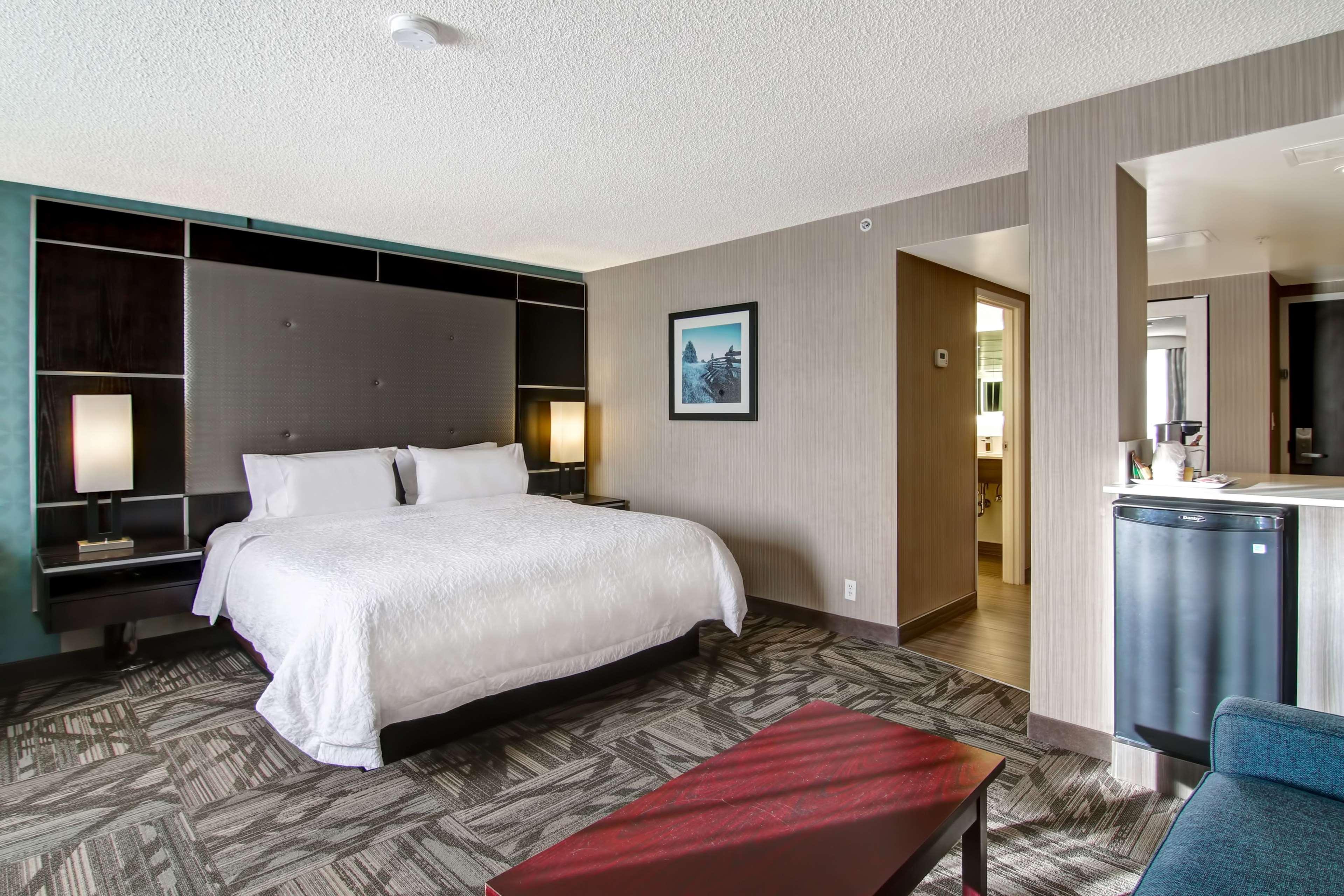 Hampton Inn & Suites By Hilton Calgary-Airport Экстерьер фото
