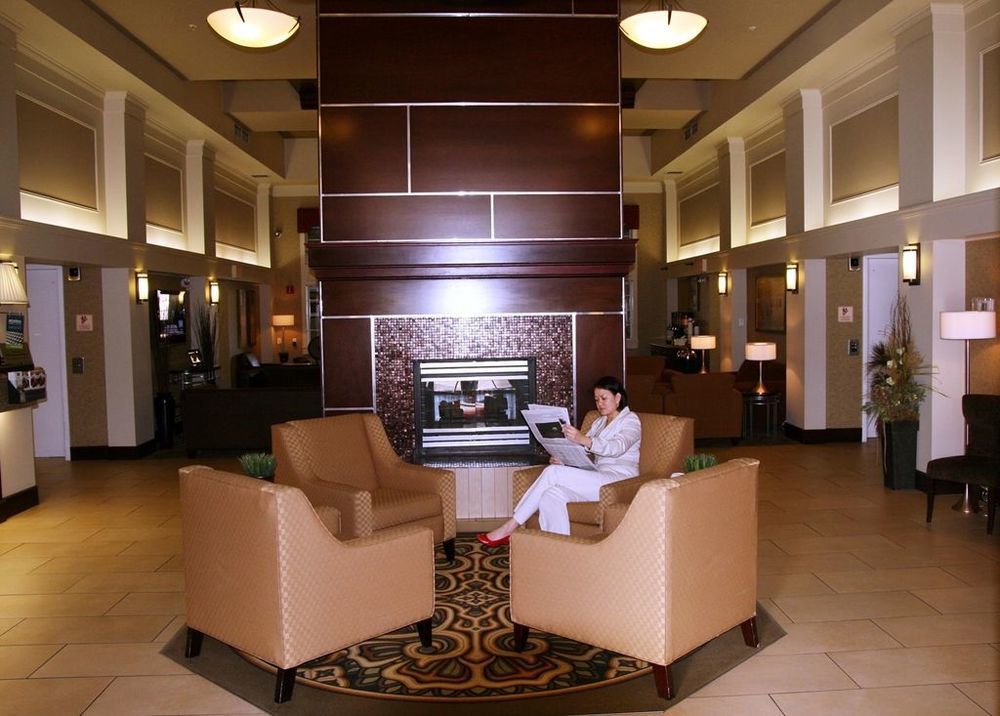 Hampton Inn & Suites By Hilton Calgary-Airport Интерьер фото