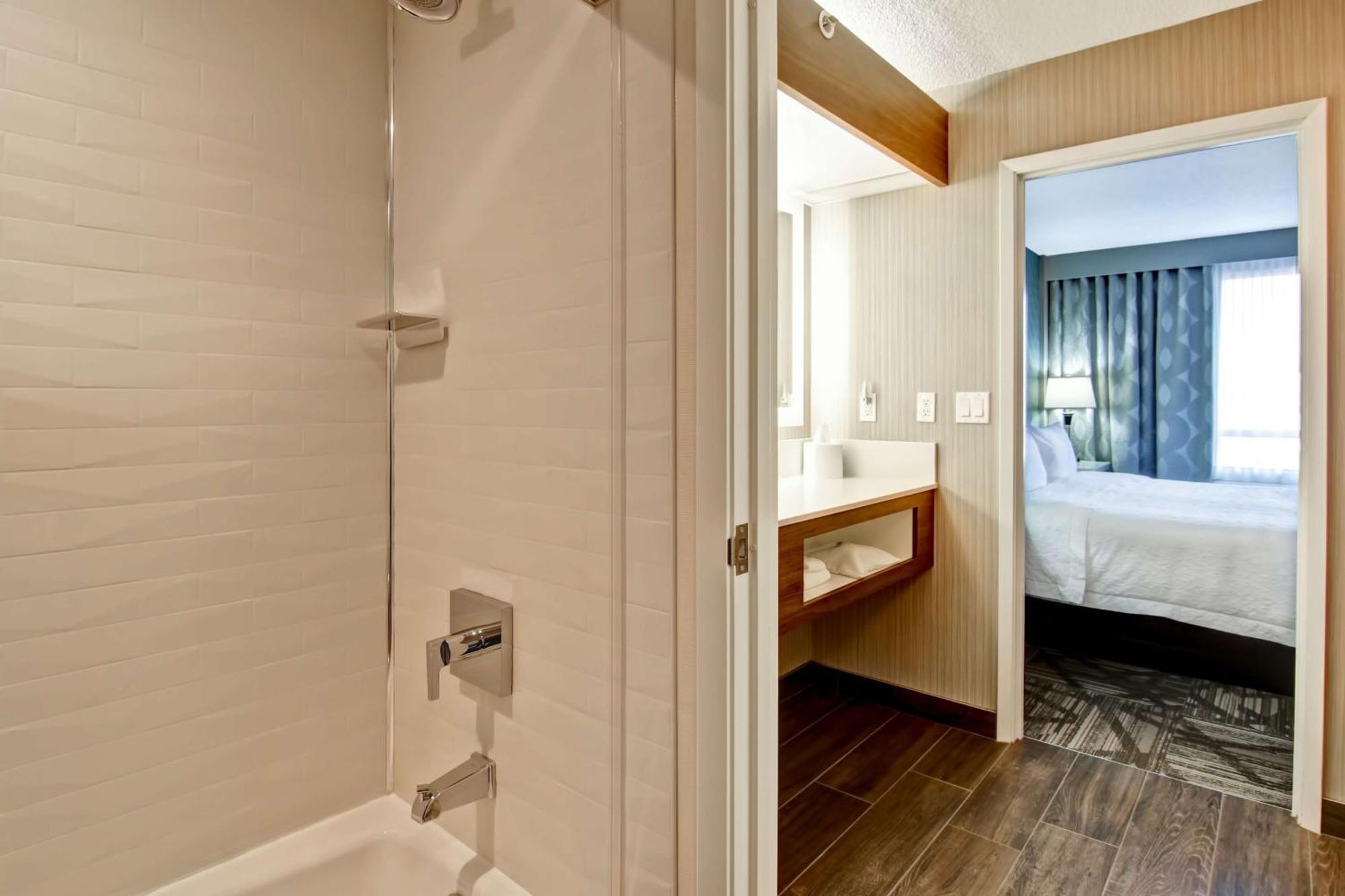 Hampton Inn & Suites By Hilton Calgary-Airport Экстерьер фото