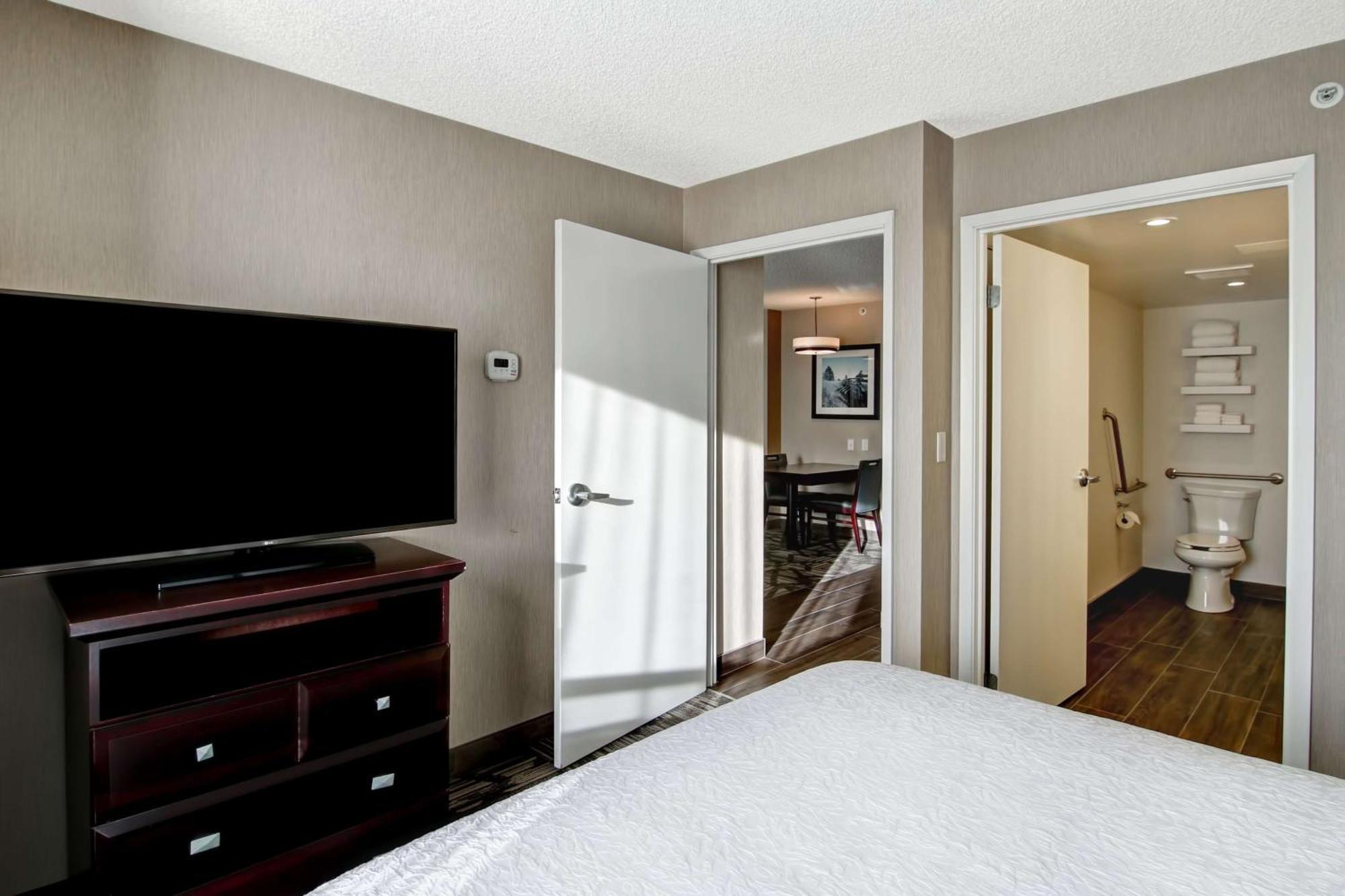 Hampton Inn & Suites By Hilton Calgary-Airport Экстерьер фото