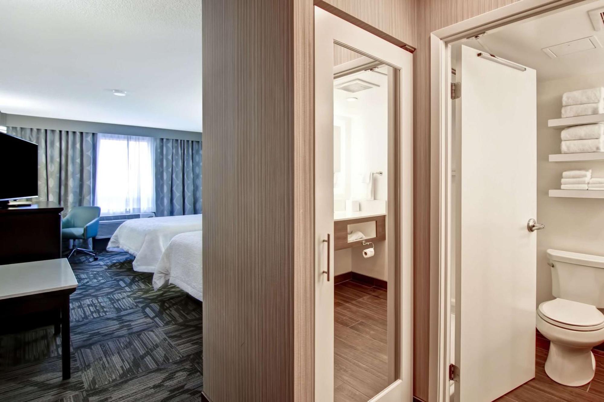 Hampton Inn & Suites By Hilton Calgary-Airport Экстерьер фото