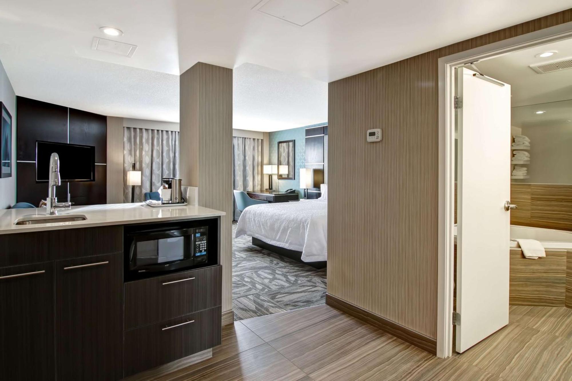 Hampton Inn & Suites By Hilton Calgary-Airport Экстерьер фото