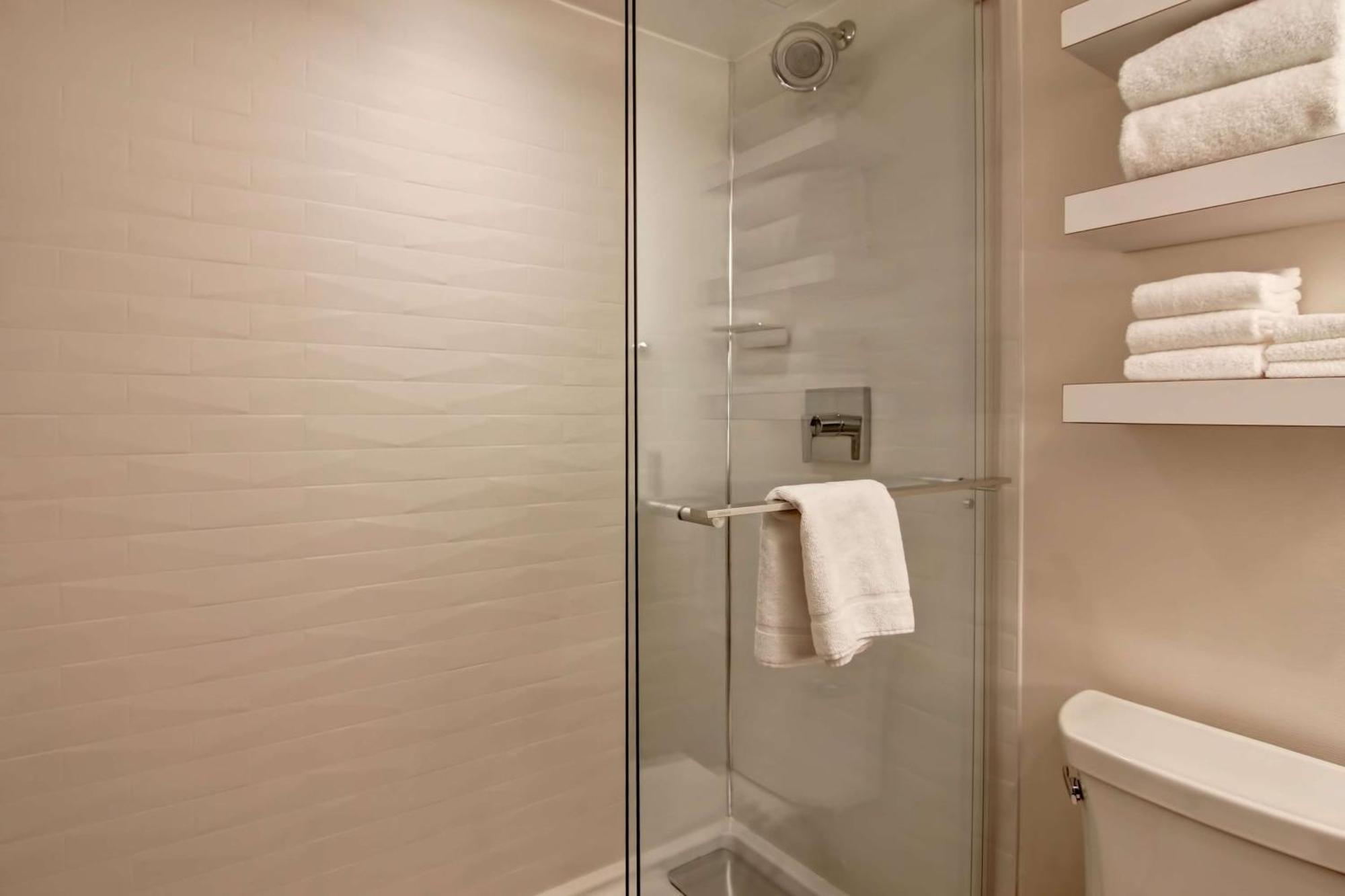 Hampton Inn & Suites By Hilton Calgary-Airport Экстерьер фото