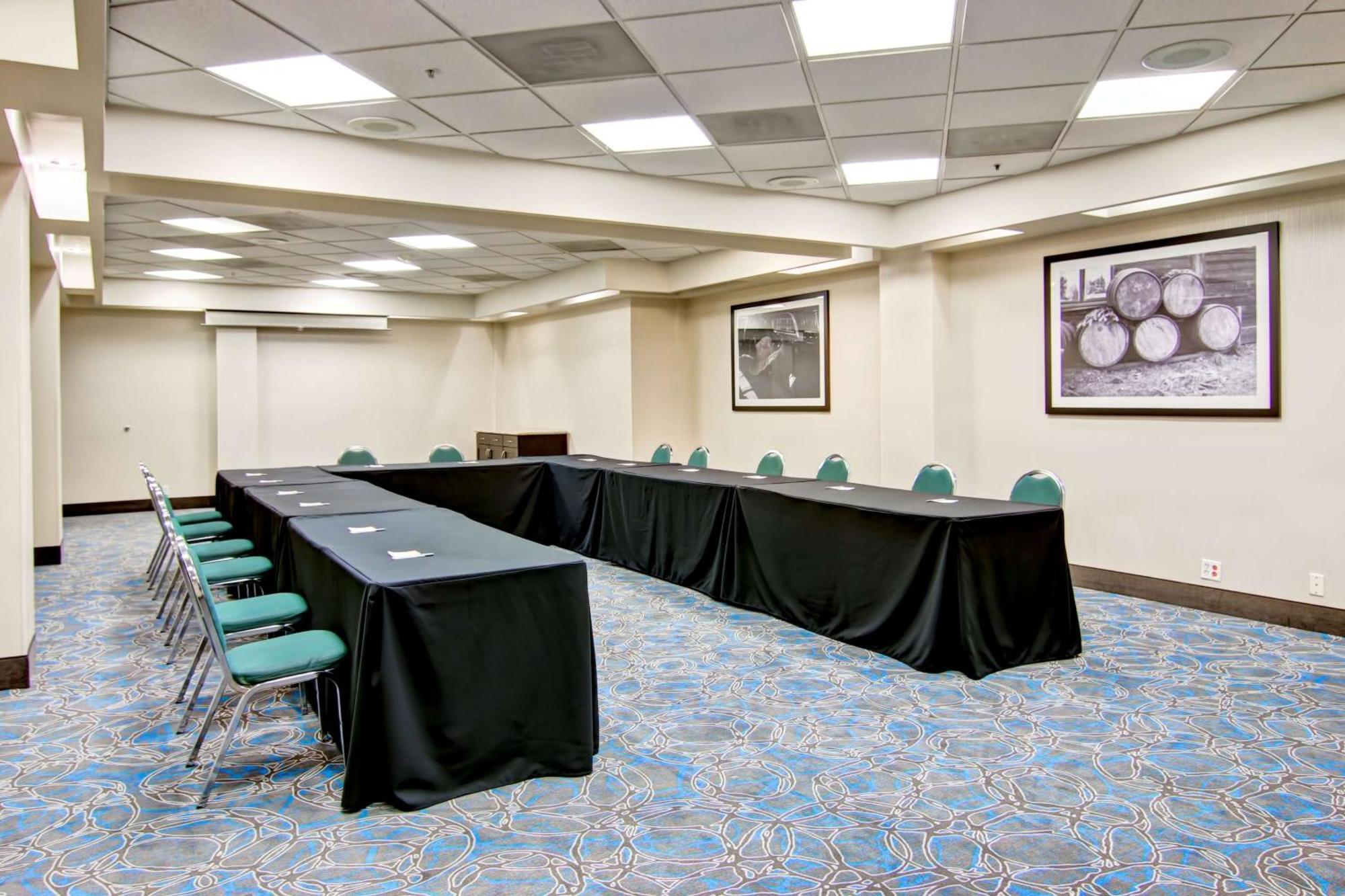 Hampton Inn & Suites By Hilton Calgary-Airport Экстерьер фото