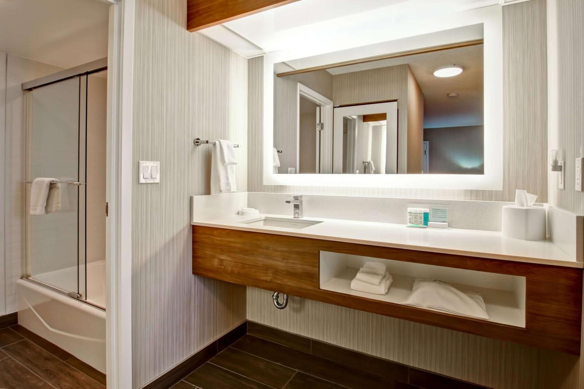 Hampton Inn & Suites By Hilton Calgary-Airport Экстерьер фото