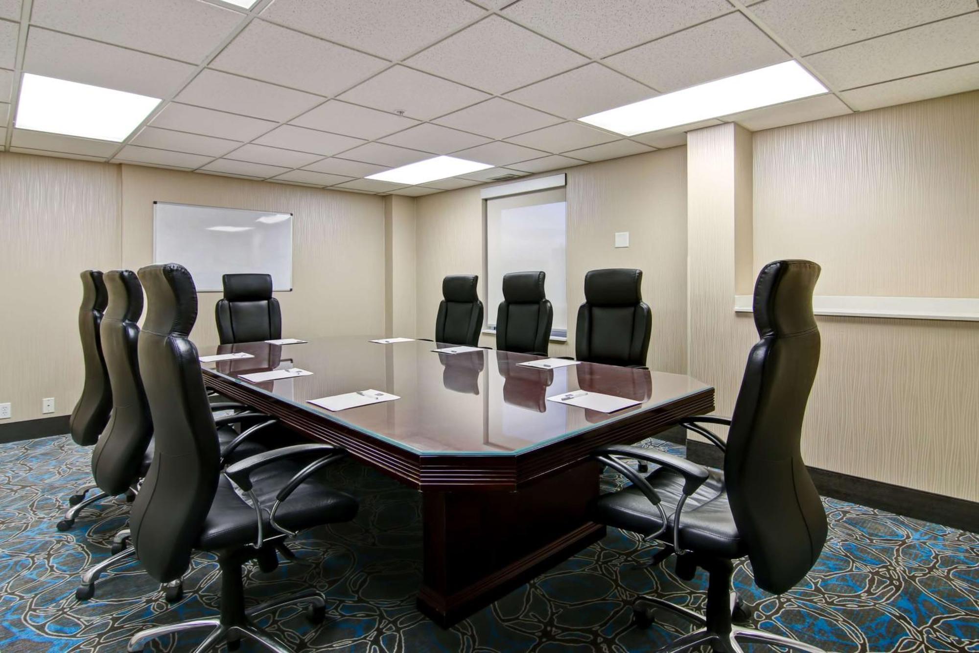 Hampton Inn & Suites By Hilton Calgary-Airport Экстерьер фото