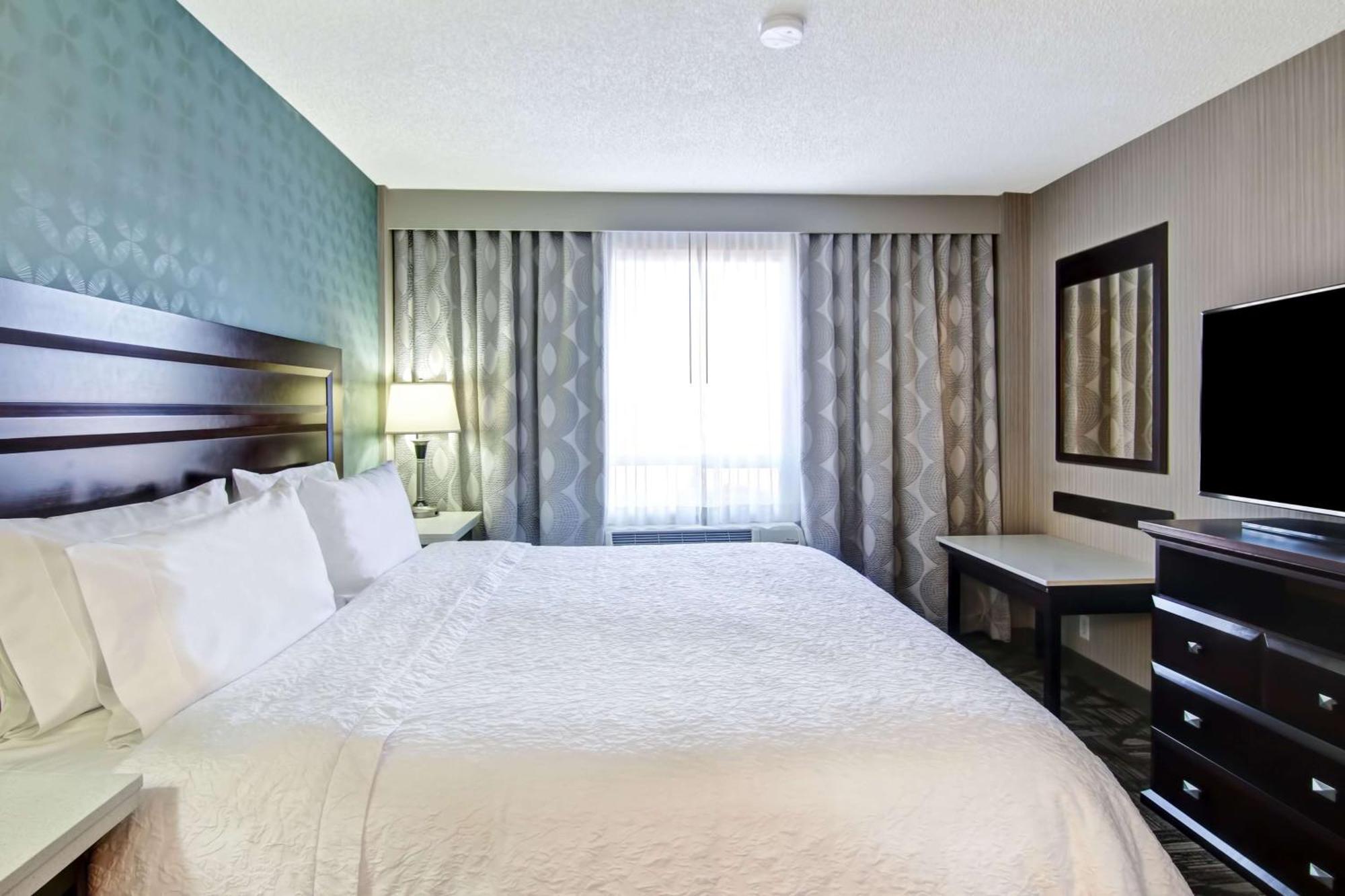 Hampton Inn & Suites By Hilton Calgary-Airport Экстерьер фото