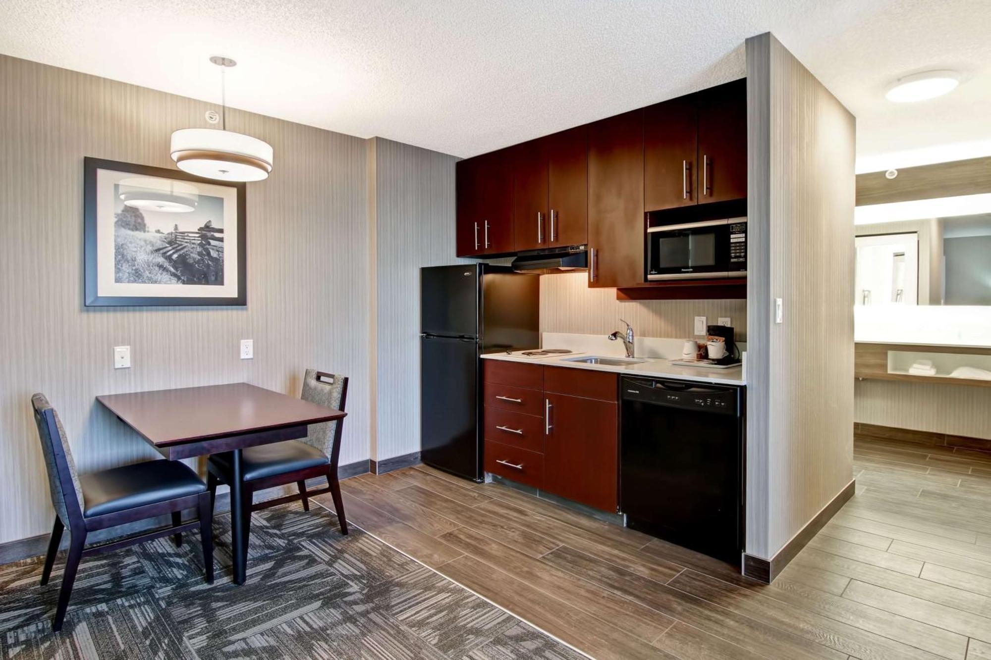 Hampton Inn & Suites By Hilton Calgary-Airport Экстерьер фото