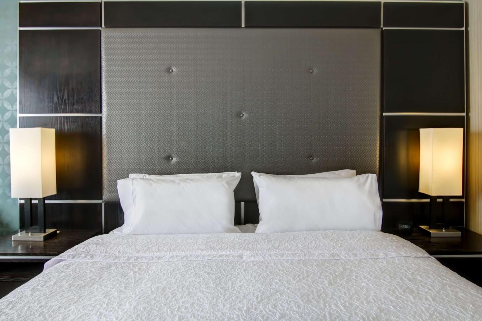 Hampton Inn & Suites By Hilton Calgary-Airport Экстерьер фото