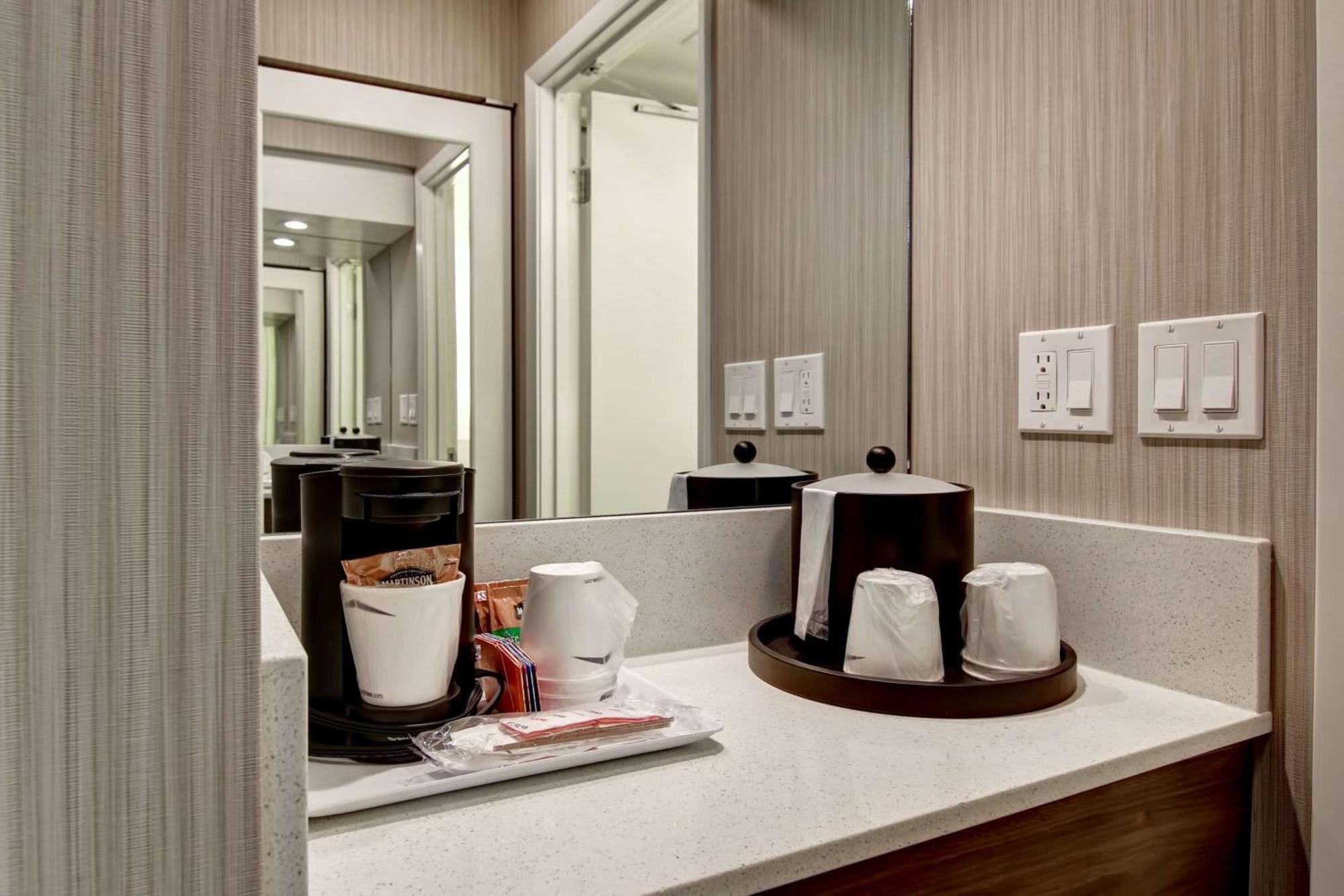 Hampton Inn & Suites By Hilton Calgary-Airport Экстерьер фото
