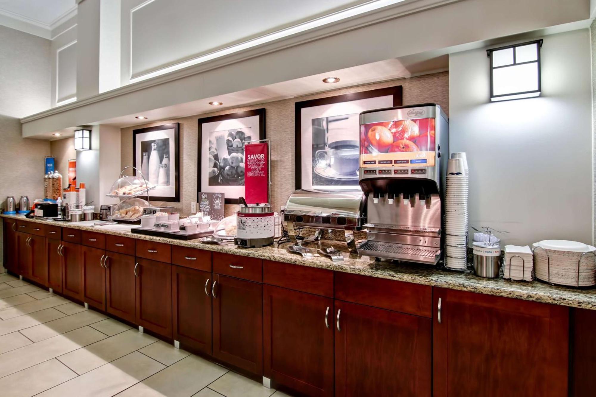 Hampton Inn & Suites By Hilton Calgary-Airport Экстерьер фото