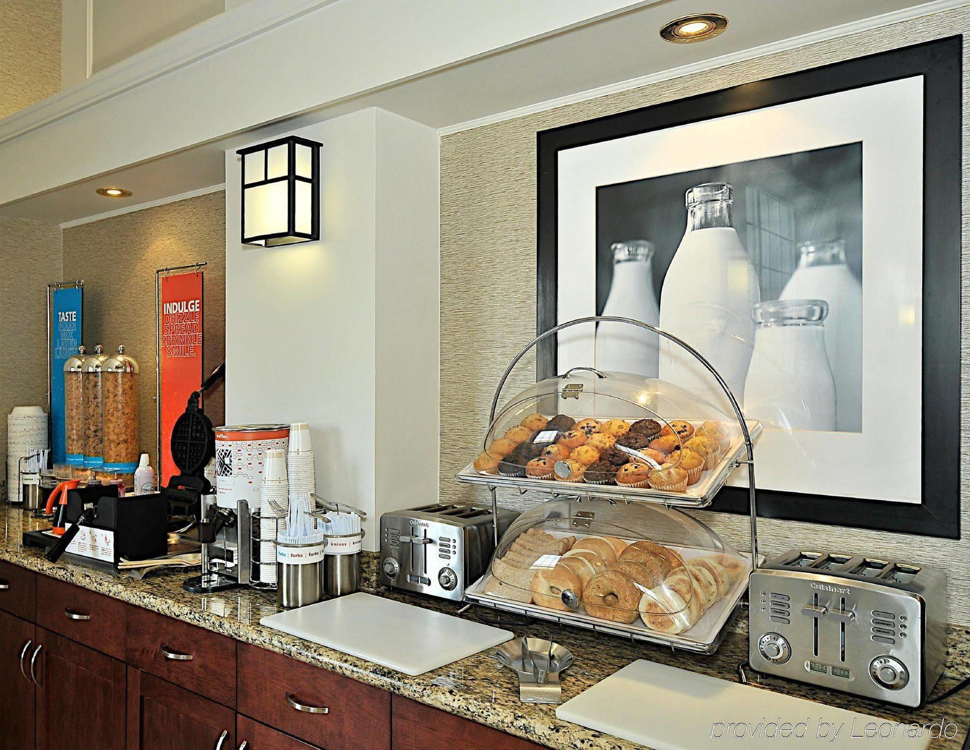 Hampton Inn & Suites By Hilton Calgary-Airport Экстерьер фото