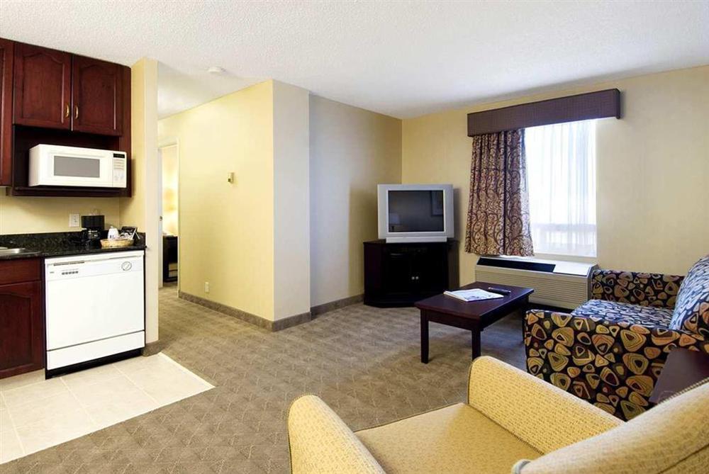 Hampton Inn & Suites By Hilton Calgary-Airport Номер фото