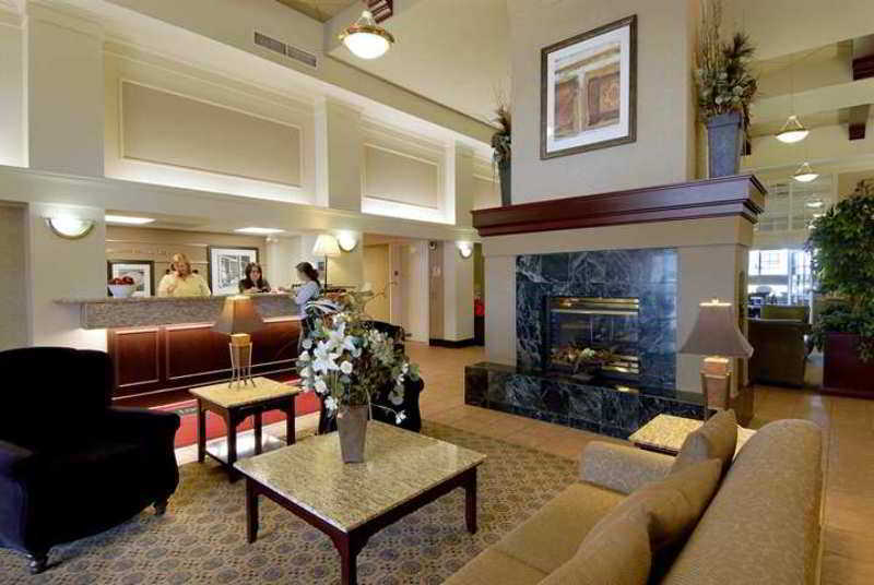 Hampton Inn & Suites By Hilton Calgary-Airport Интерьер фото